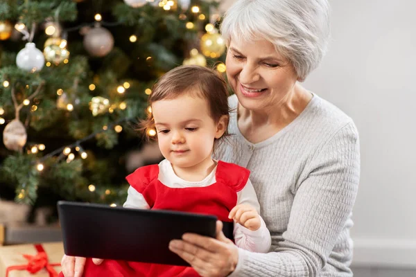 Großmutter und kleines Mädchen mit Weihnachtsgeschenken — Stockfoto