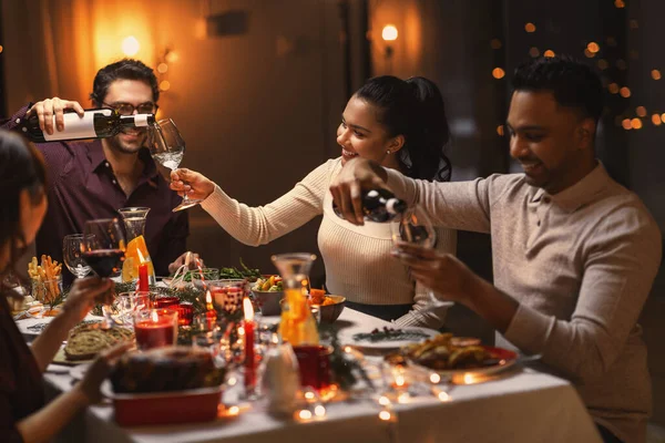 Amigos felizes bebendo vinho na festa de Natal — Fotografia de Stock