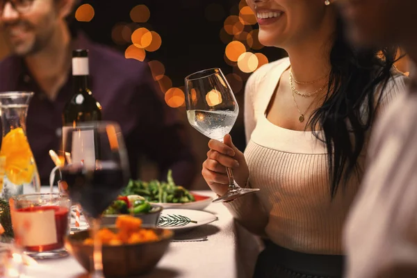 Amis heureux boire du vin à la fête de Noël — Photo