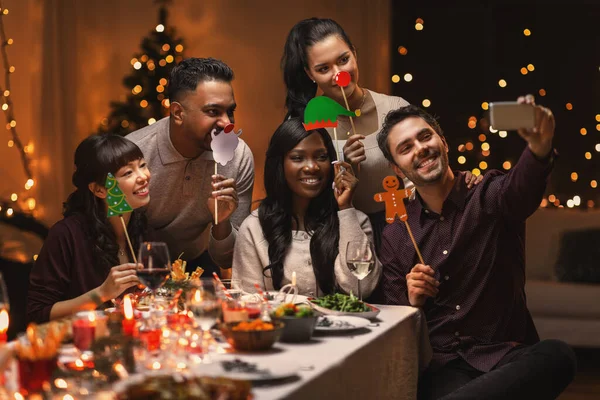 Amigos tomando selfie no jantar de Natal em casa — Fotografia de Stock