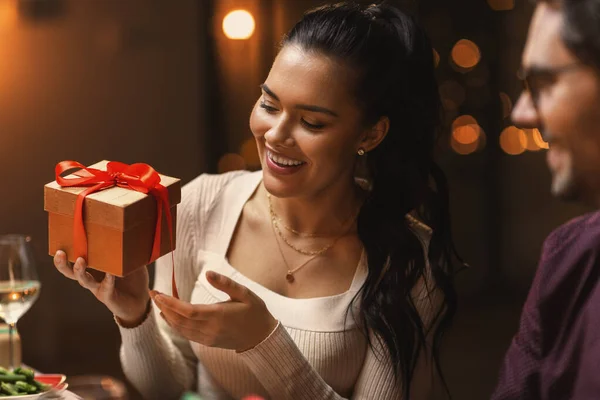 Χαρούμενη χαμογελαστή γυναίκα με χριστουγεννιάτικο δώρο στο σπίτι — Φωτογραφία Αρχείου