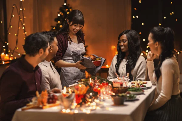 Glückliche Freunde beim Weihnachtsessen zu Hause — Stockfoto