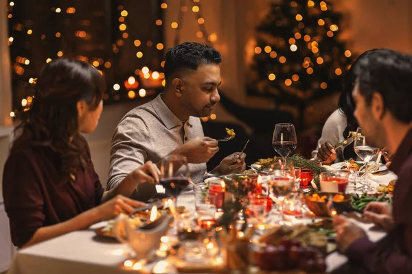 Amigos felizes ter jantar de Natal em casa — Fotografia de Stock