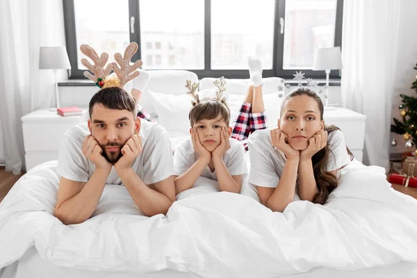 クリスマスの朝のベッドで悲しい家族 — ストック写真