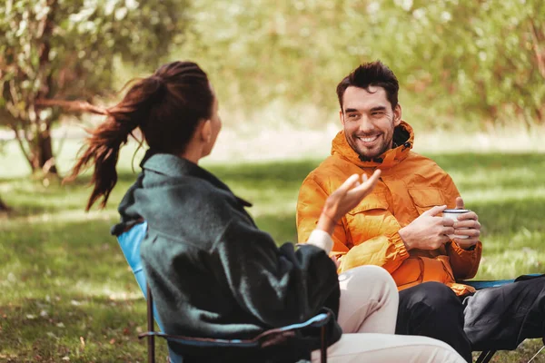 Happy couple drinking tea at tent campsite — Stock Photo, Image