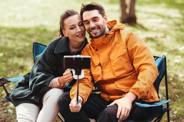 Pár pije čaj a brát selfie na táboře stan — Stock fotografie