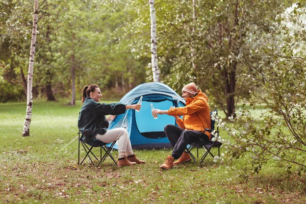 テントキャンプでサンドイッチとビールを飲むカップル — ストック写真
