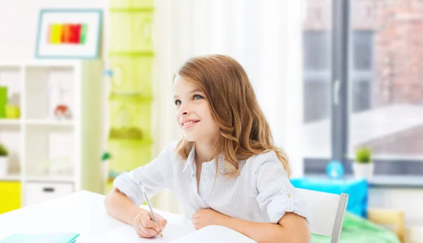 Student flicka med böcker lärande hemma — Stockfoto