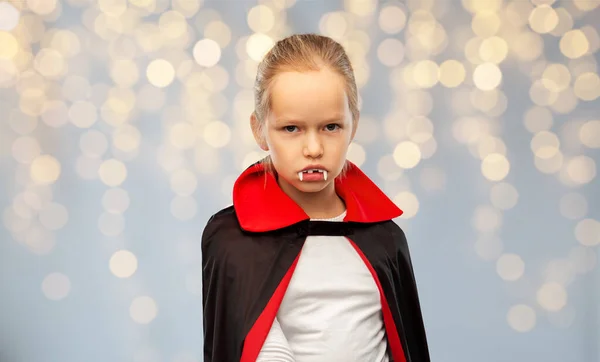 Chica en traje de Drácula con capa en Halloween — Foto de Stock