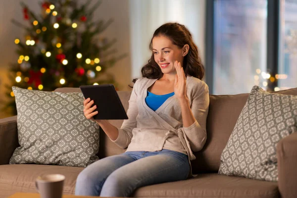 Frau mit Tablet-PC hat Videoanruf an Weihnachten — Stockfoto