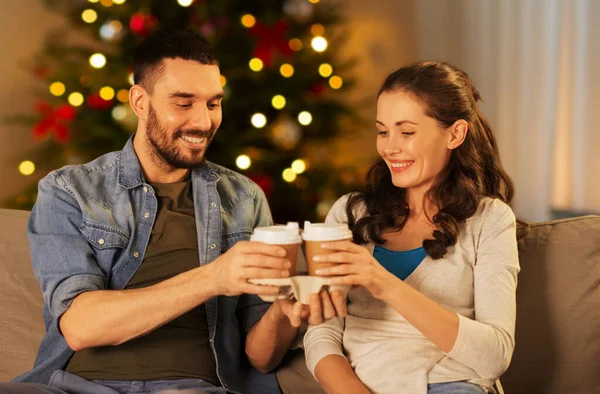 Feliz pareja bebiendo café en casa en Navidad —  Fotos de Stock