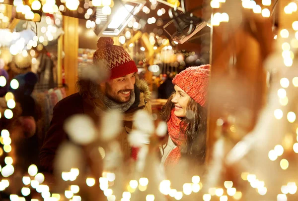クリスマスマーケットの幸せなカップルが — ストック写真