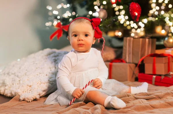 Menina no árvore de natal com presentes em casa — Fotografia de Stock