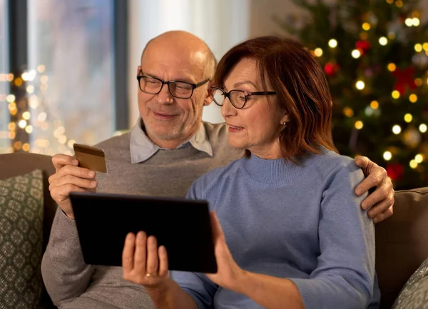 Senior par shopping online til jul - Stock-foto