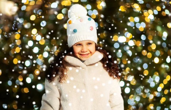 Счастливая маленькая девочка в зимней одежде на улице — стоковое фото