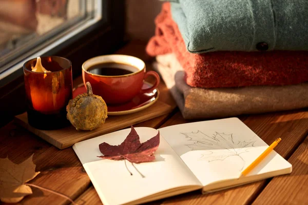 Skicák, podzimní list a káva na parapetu — Stock fotografie