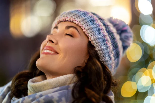 Retrato de la joven feliz en las luces de Navidad —  Fotos de Stock