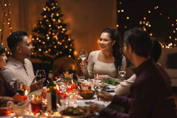 크리스마스 파티에서 와인을 마시는 행복 한 친구들 — 스톡 사진