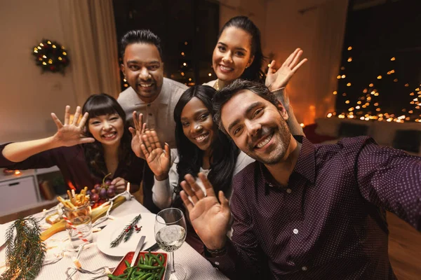 Amigos tomando selfie en la cena de Navidad en casa — Foto de Stock