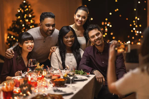 Gelukkig vrienden fotograferen op kerst thuis — Stockfoto