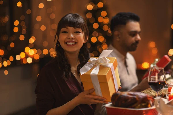 幸せな笑顔の女性とクリスマスプレゼント家で — ストック写真