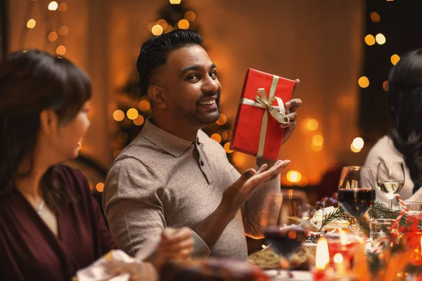 Boldog barátok ad karácsonyi ajándékokat otthon — Stock Fotó