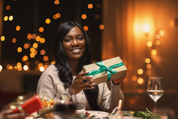 家庭でのクリスマスプレゼント付きの幸せなアフリカ人女性 — ストック写真