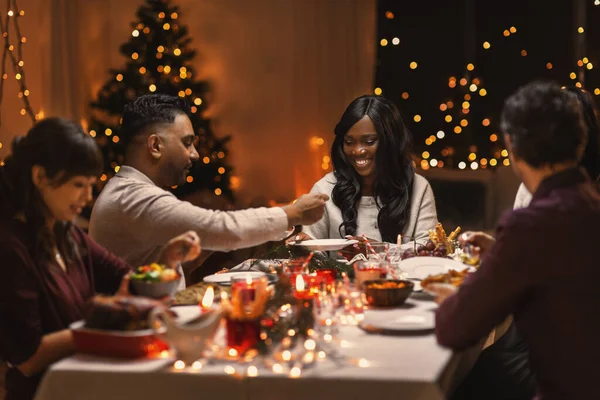 Boldog barátok karácsony vacsora otthon — Stock Fotó