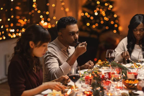 Amigos felizes ter jantar de Natal em casa — Fotografia de Stock