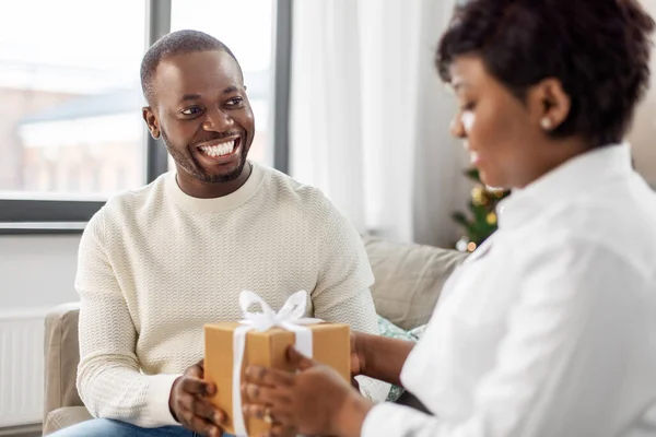 Ευτυχισμένο ζευγάρι από την Αφρική με χριστουγεννιάτικο δώρο στο σπίτι — Φωτογραφία Αρχείου