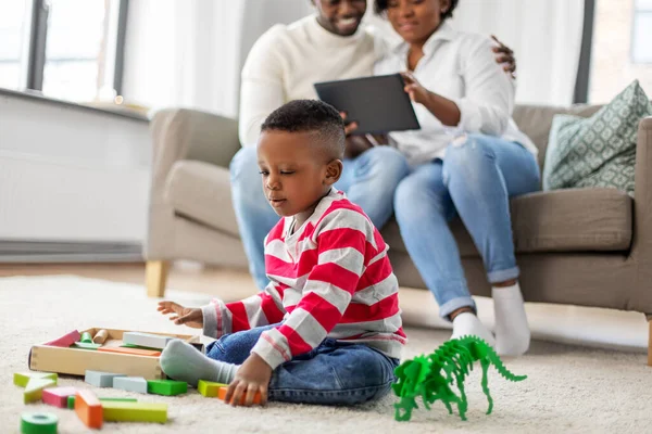 Afrikaans amerikaanse jongen spelen met speelgoed thuis — Stockfoto
