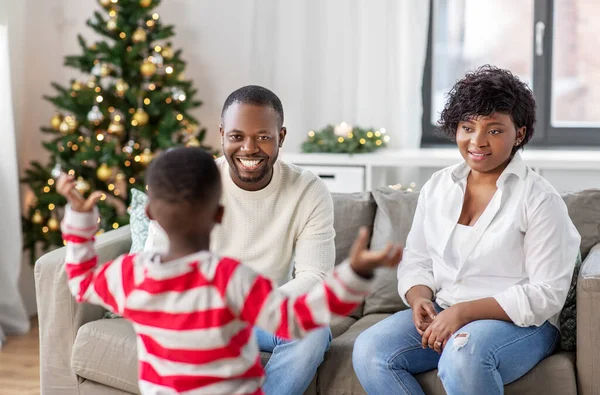 Щаслива афроамериканська сім'я на Різдво вдома — стокове фото
