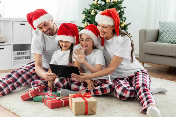 Familie mit Weihnachtsgeschenken hat Videoanruf zu Hause — Stockfoto