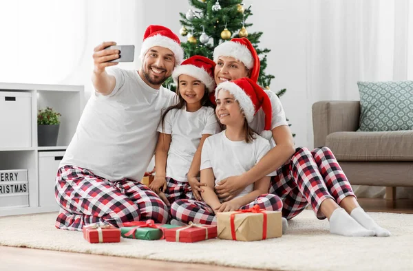 Χαρούμενη οικογένεια που βγάζει selfie τα Χριστούγεννα στο σπίτι — Φωτογραφία Αρχείου