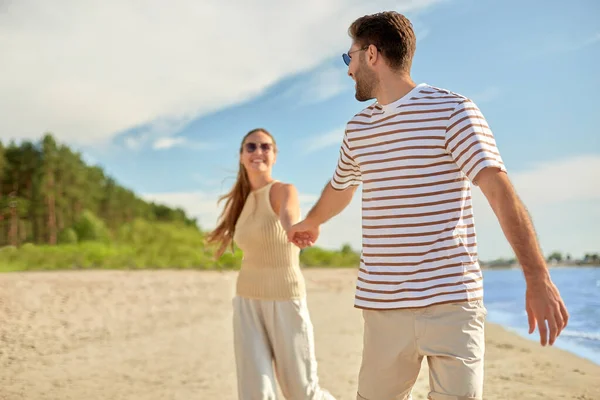 Feliz pareja caminando a lo largo de playa de verano —  Fotos de Stock