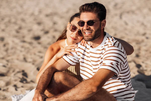 Mutlu çift yaz plajında takılıyor. — Stok fotoğraf