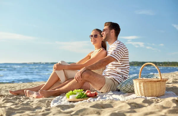 一对快乐的夫妇在夏天的海滩野餐 — 图库照片