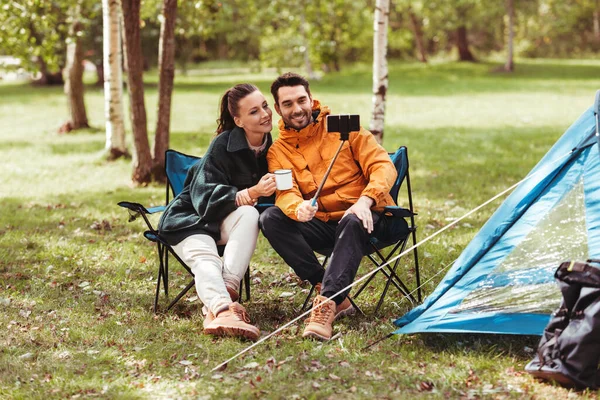 Çadır kampında çay içip selfie çeken bir çift. — Stok fotoğraf