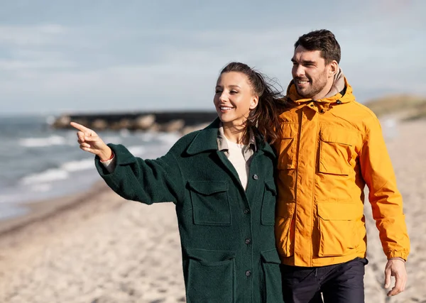 Casal andando ao longo da praia de outono — Fotografia de Stock