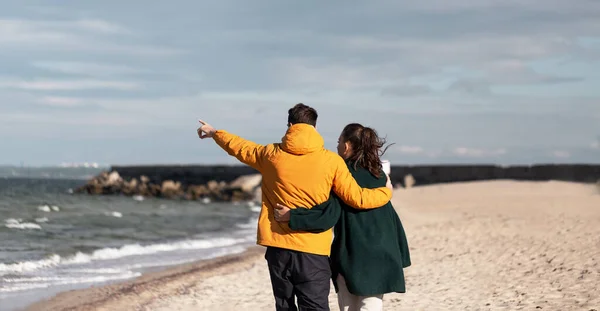 Coppia passeggiando lungo la spiaggia autunnale — Foto Stock