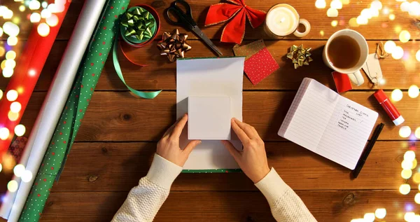 Mãos embrulhando presente de Natal em papel em casa — Fotografia de Stock