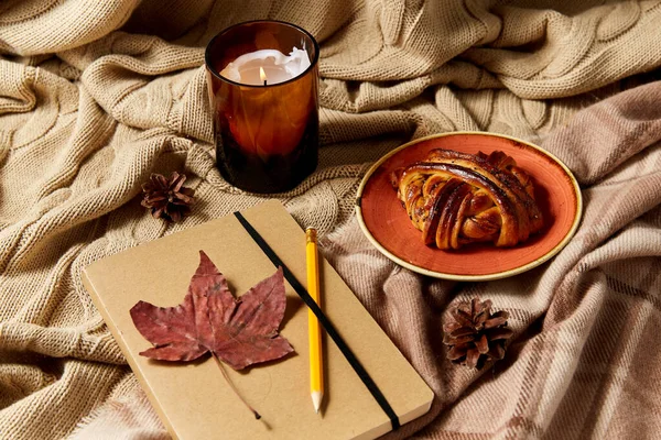 Tagebuch, Bleistift, Zimtbrötchen und Kerze im Herbst — Stockfoto