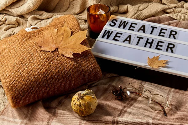 Scatola luminosa con lettere meteo maglione in autunno — Foto Stock