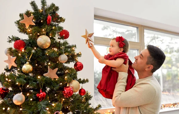 Glücklicher Vater und kleines Mädchen schmücken Weihnachtsbaum — Stockfoto