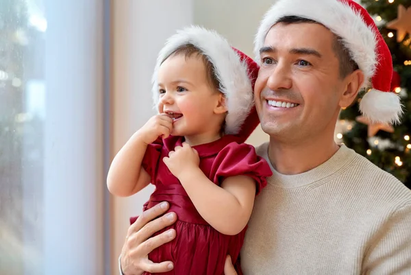 Счастливый отец и маленькая девочка на новогодней елке — стоковое фото