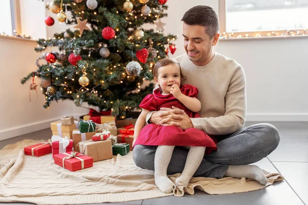 Mutlu baba ve kız bebek Noel ağacında — Stok fotoğraf