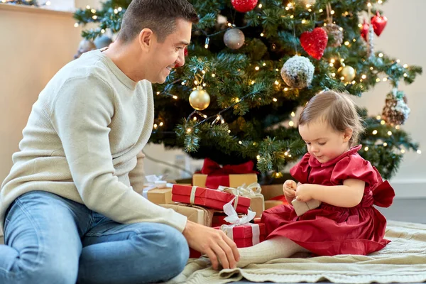 Šťastný otec a dcera na Vánoce — Stock fotografie