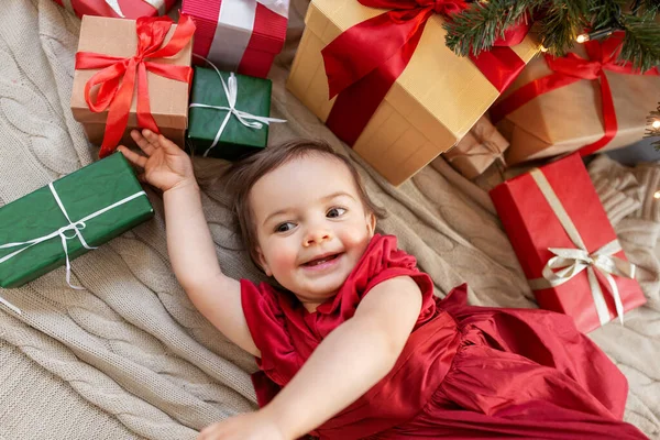 Χαρούμενο κοριτσάκι με χριστουγεννιάτικα δώρα στο σπίτι — Φωτογραφία Αρχείου