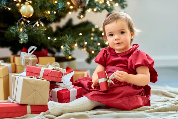 Glücklich Baby Mädchen öffnet Weihnachtsgeschenke zu Hause — Stockfoto