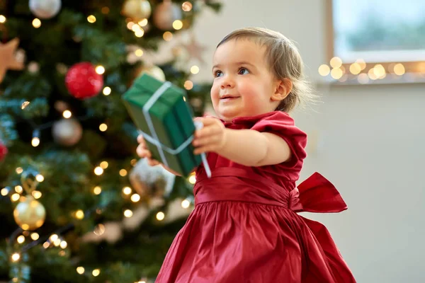 Menina feliz com presente de Natal em casa — Fotografia de Stock